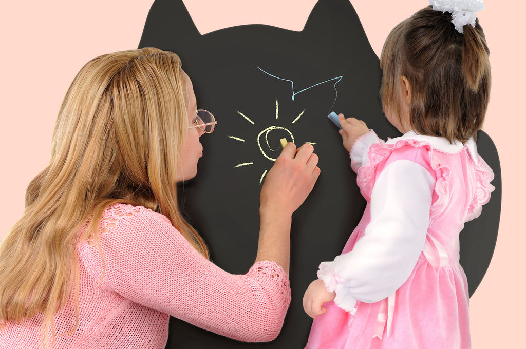 Mama z dzieckiem rysujące na naklejce tablicowej na ścianie. Naklejki tablicowe, naklejki dekoracyjne dla dzieci.